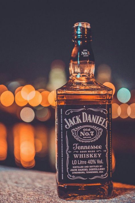 Jack Daniel Aesthetic, Jack Daniels Wallpaper, Jack Daniels Drinks, Whiskey Barrel Sink, Best Bourbon Whiskey, Whiskey Sour Recipe, Whiskey Smash, Jack Daniels Bottle, Whiskey Cake