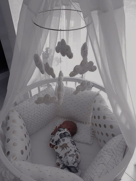 Round Baby Bed, Newborn Baby Room Design, Sharing Room With Newborn, Baby Bedroom Ideas Newborn, Newborn Baby Room Ideas, Round Crib Nursery, Newborn Bedroom, Baby In Crib, Newborn Baby Bedding