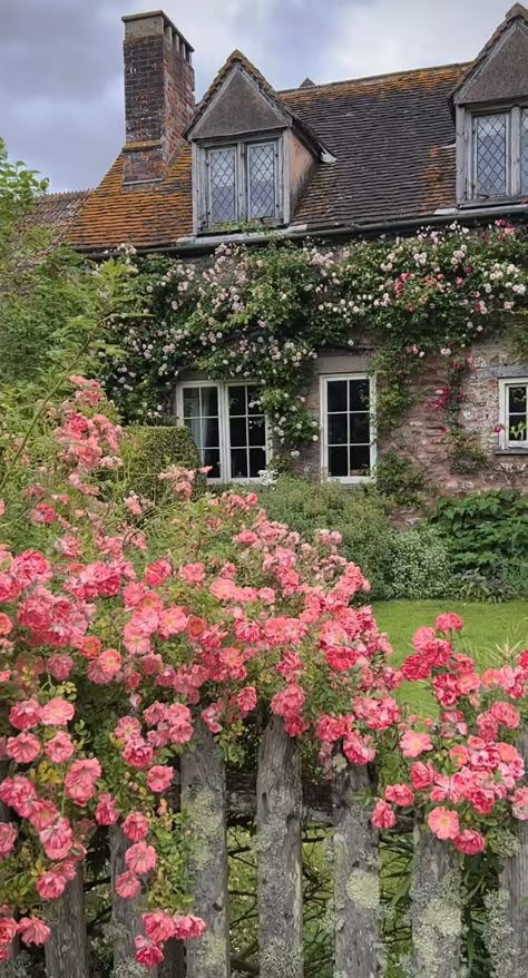 Cottage With Flowers, English Flowers, Dream House Aesthetic, Cute Cottages, Cottage Flowers, Fairytale House, Countryside Cottage, Floral Cottage, Flower Cottage