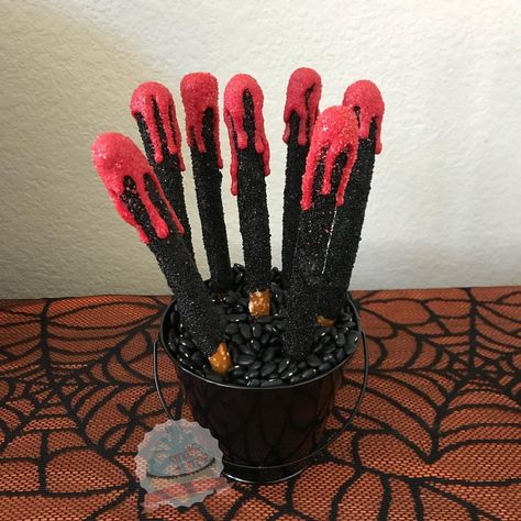 Spooky Pretzel Rods, Chocolate Dipped Pretzels Rods, Halloween Chocolate Covered Pretzels, Pretzels Treats, Halloween Pretzel Rods, Halloween Chocolate Treats, Halloween Pretzels Rods, Baby Halloween Party, Chocolate Covered Pretzels Halloween