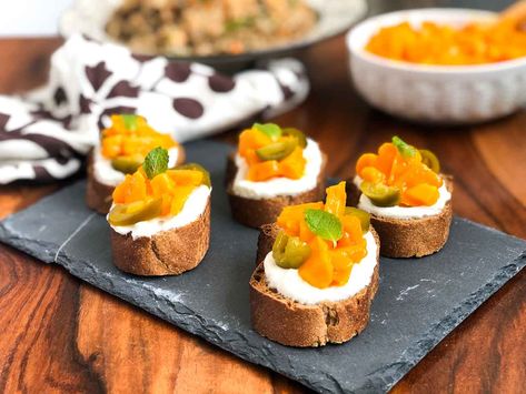 Mango Jalapeno Bruschetta Recipe is a refreshing party appetizer that is made by slathering some smooth garlic yogurt over a crispy slice of baguette topped with fresh ripe mangoes and some jalapenos to add zing. An absolute burst of flavours in your mouth. Serve them as an appetizer at your next cocktail party. Tom Yum Soup Recipe, Garlic Yogurt, Hearty Food, Light Summer Meals, Frozen Yogurt Recipes, Ripe Mango, Pepper Recipes, Tom Yum Soup, Tom Yum