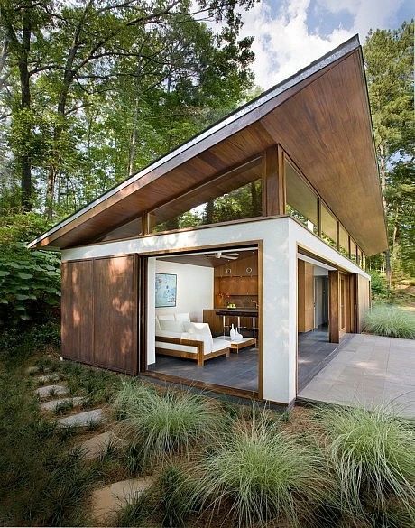 Nancy Creek Guesthouse by Philip Babb Architect | HomeAdore HomeAdore Dream House Mansions, Pool Guest House, Sustainable Interior, Skillion Roof, Big Pools, Modern Shed, Modern Small House Design, Atlanta Homes, Granny Flat