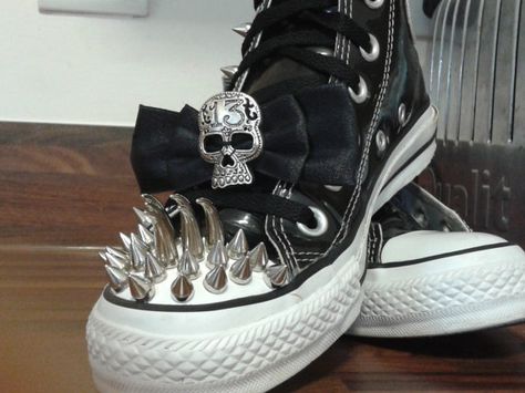 Gothic converse shoes. Gothic Converse, Converse High Top, Converse Chucks, Green Companies, Gothic Shoes, Gothic Steampunk, Designer Jeans, Converse High, Converse High Tops