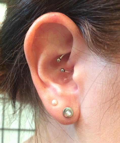 Daith Piercing Horseshoe, Daith Piercing With Airpods, Daith Piercing Stud, Moon Piercing, Daith Piercings, Raw Crystal Earrings, Piercing Daith, Large Silver Hoop Earrings, Cool Ear Piercings