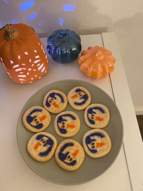 halloween pillsbury cookie dough ghosts Pillsbury Ghost Cookies, Pillsbury Halloween Cookies Aesthetic, Ghost Cookies Halloween, Pillsbury Pumpkin Cookies, Halloween Bakes, Pillsbury Halloween Cookies, Fall Sleepover, Halloween Preppy, Pillsbury Cookie Dough