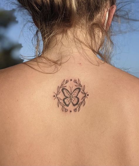 The Neck Tattoo, Tattoo Leaves, Nape Of Neck, Neck Tattoo, Compass Tattoo, Butterfly Tattoo, Tattoo Ideas, Makeup Looks, Tattoos