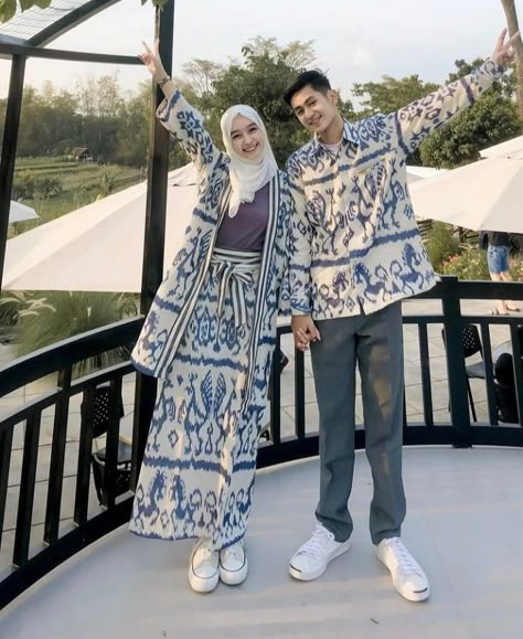 Batik Dress Modern Simple, Lebaran Outfit, Indonesian Clothing, Ootd Lebaran, Dress Lebaran, Outer Batik, Batik Dress Modern, Kebaya Modern Dress, Batik Couple