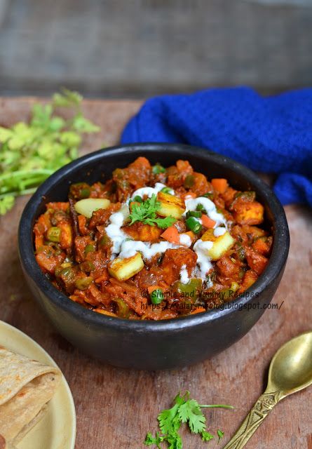 Mix Vegetables Recipes Indian, Mix Vegetables Recipes, Veggie Appies, Mixed Vegetable Curry, Curry Healthy, Mix Veg, Veg Curry, Indian Bread, Vegetable Curry