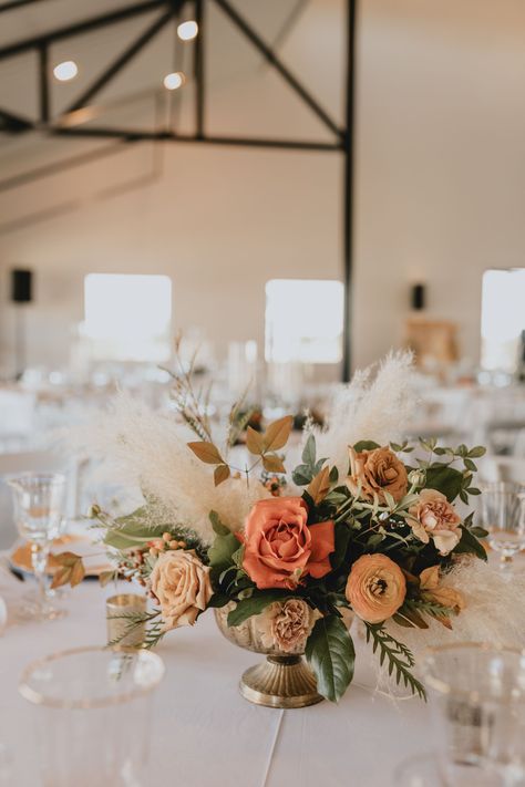 Fall Boho Centerpieces Wedding, Modern Boho Wedding Flowers, Terracotta Summer Wedding Flowers, Fall Wedding Florals Centerpiece Ideas, 2023 Wedding Centerpiece Trends, Earth Tone Wedding Florals, Elegant Terracotta Wedding, Terracota Centerpieces, Terracota Wedding Centerpieces