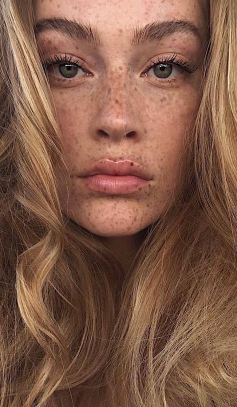 Models With Freckles, Blonde Hair Freckles, Natural Makeup Styles, Freckled Skin, Blonde With Freckles, No Make Up Make Up Look, Cute Freckles, People With Freckles, Natural Makeup Style