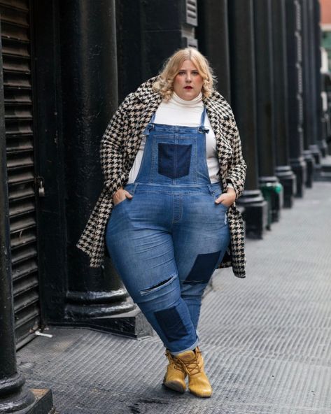 Glitter + Lazers | How to Rock Plus Size Overalls Plus Size Overalls Outfit, Plus Size Modeling, Denim Overalls Outfit, Overalls Plus Size, Cute Overalls, Overall Outfit, Houndstooth Coat, Overalls Outfit, Chubby Fashion