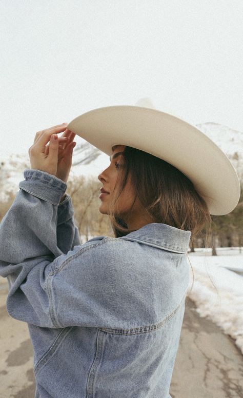 Womens Cowboy Hat Outfit, Cowboy Hat Portrait, Cowgirl Fall Aesthetic, Rodeo Summer Outfits, Campaign Photoshoot Ideas, Cowgirl Editorial Photoshoot, Single Women Photo Shoot Ideas, Cowgirl Profile Picture, Western Aesthetic Photoshoot