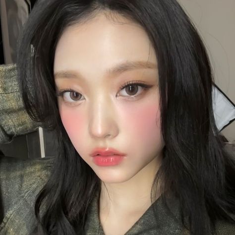 ☆ haerin icon Haerin Makeup, Newjeans Makeup, Haerin Icon, Singing Group, Cute Anime Profile Pictures, Korean Makeup, Fashion Poses, K Pop Music, What Is Love