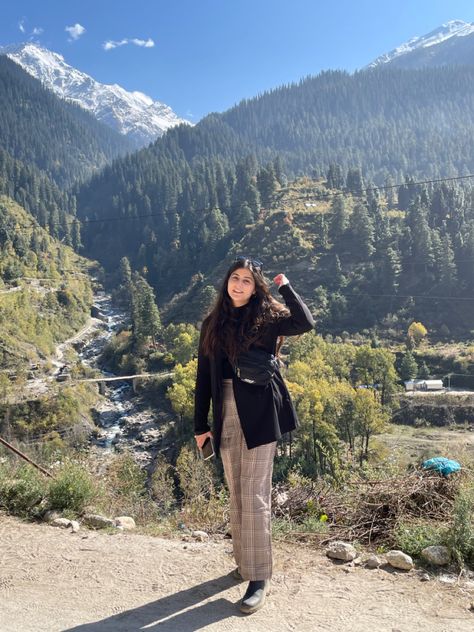 Kasol, Himachal Pradesh Mountain Look Outfit Winter, Outfits For Hillstations, Himachal Travel Outfit, Honeymoon Winter Outfits, Hill Station Vacation Outfit Ideas, Shimla Outfit Ideas, Outfit For Kedarnath Trip, Honeymoon Dress For Women In Winter, Himachal Trip Outfit Women