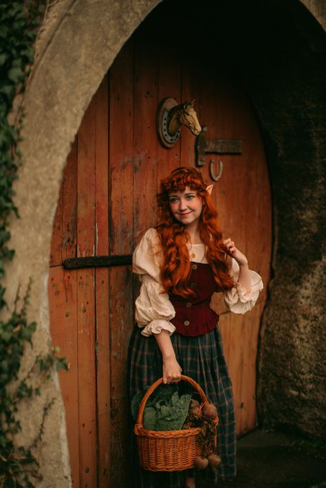 The Hobbit Clothes, Women’s Hobbit Costume, Hobbit Costume Ideas, Ren Faire Hobbit, Plus Size Hobbit Fashion, How To Dress Like A Hobbit, Hobbit Outfit Ideas, Hobbit Style Clothes, Hobbit Cosplay Female