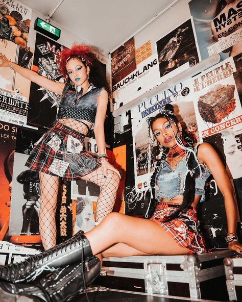 Guitar Hero Aesthetic, Punk Rock Aesthetic Outfits, Rock Aesthetic Outfits, Punk Poses, Streetwear Shoot, Punk Photoshoot, Rock Photoshoot, Punk Rock Aesthetic, Punk Subculture