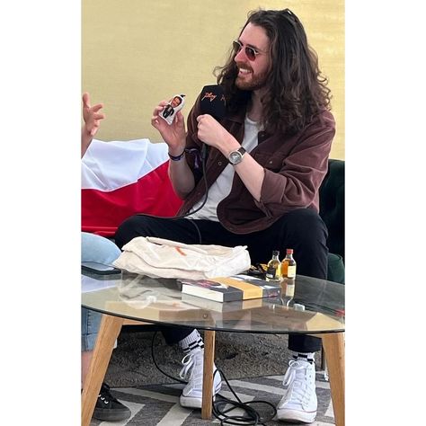 Hozier with a Pedro Pascal plushie yesterday at Lollapalooza Chile Pics from daily hozier pics & vids (not sure of the real source ) Video from Hozier on X #Pedropascal #pedropascaledit #welovepedropascal #pedropascalfan #pedropascalfanaccount #massivetallent #dindjarin #themandalorian #agentwhiskey #oberynmartell #pedropascaldaily #redviper #hbothelastofus #narcos #javierpeña #pascalispunk Lollapalooza Chile, Andrew Hozier, Horsemen Of The Apocalypse, Life Crisis, Hozier, March 2024, Pedro Pascal, 2024 Vision, Music Bands