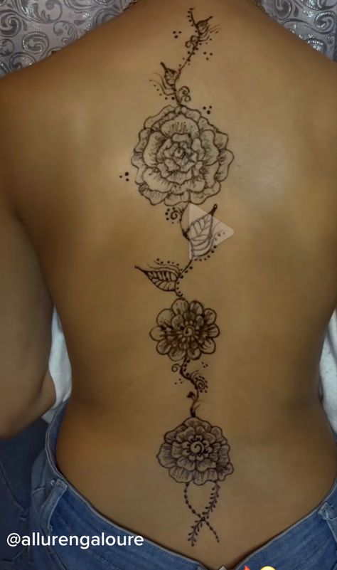 Henna Designs Spine, Spine Henna Tattoo, Spine Henna, Cute Henna Tattoos, Henna Style Tattoos, Tattoo Snake, Henna Inspired Tattoos, Cute Henna, Henna Style