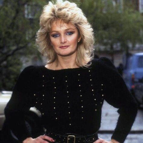 ❤️ . . . . #bonnietyler #bonnietylerforever #bonnietylerlive #bonnietylerfans #bonnietylertotaleclipseoftheheart #totaleclipseoftheheart… Easy Bangs, 80s Haircuts, 80’s Hair, Feathered Hair Cut, 1980s Hair, Feathered Hair, Bangs Hairstyle, Shaggy Long Hair, Going Blonde