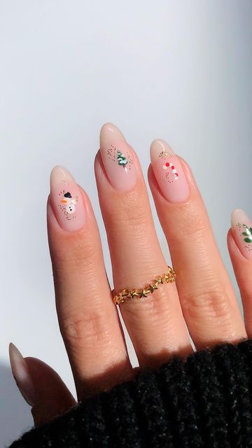 Minimalist Christmas Nail Art, Negative Space Christmas Nails, Mix Match Christmas Nails, Nails Christmas Lights, Minimal Christmas Nail Art, Simplistic Christmas Nails, Minimalist Nails Christmas, Natural Christmas Nail Ideas, Simple Christmas Nails 2023