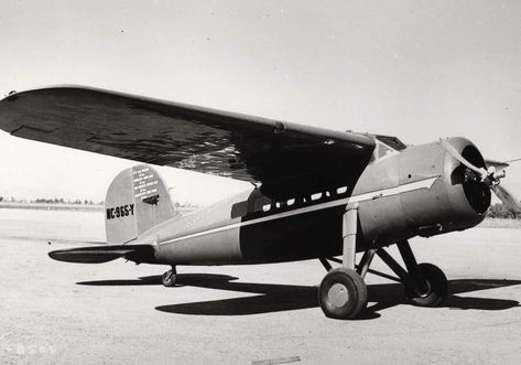 Amelia Earhart Plane, Plane Illustration, Lockheed Electra, Airplane Painting, 19th Century London, Hilary Swank, Female Pilot, Amelia Earhart, Vanishing Point