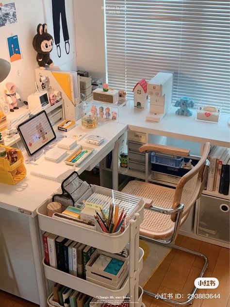 L Shaped Desk Bedroom Ideas, L Shaped Art Desk, Aesthetic L Shaped Desk, L Shaped Desk Bedroom Layout, L Shaped Desk Decor Aesthetic, L Shaped Desk Next To Bed, L Shape Desk Setup Aesthetic, Desk Ideas L Shaped, L Shaped Desk In Bedroom