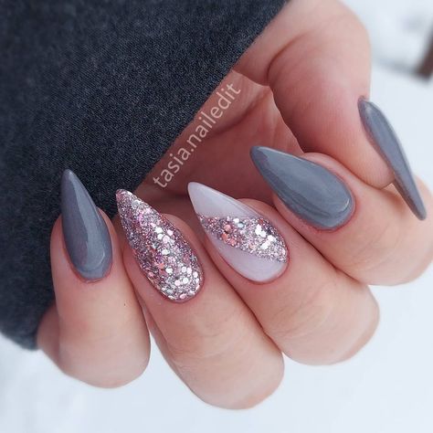 60 Cute Stiletto Nail Designs You Need to See - You Have Style Cute Short Stilleto Nails Designs, Short Stilleto Nails Winter, Short Stilleto Nails Fall Colors, Fall Stilleto Nails Short, Winter Pointy Nails, December Nails Almond Shape, Short Pointy Nails Designs, Winter Nail Ideas Acrylic Almond, Pointy Almond Nails Designs