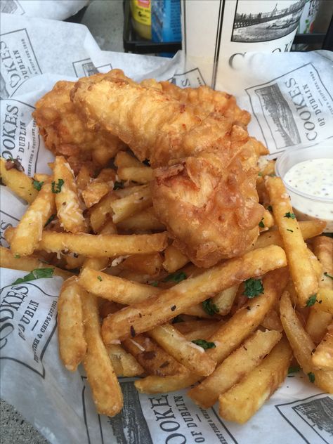 Fish n Chips Fried Fish Aesthetic, Fish And Chips Aesthetic, Coastal Food, Fish N Chips, Food Therapy, Food Babe, Fish And Chips, Food Obsession, Amazing Food