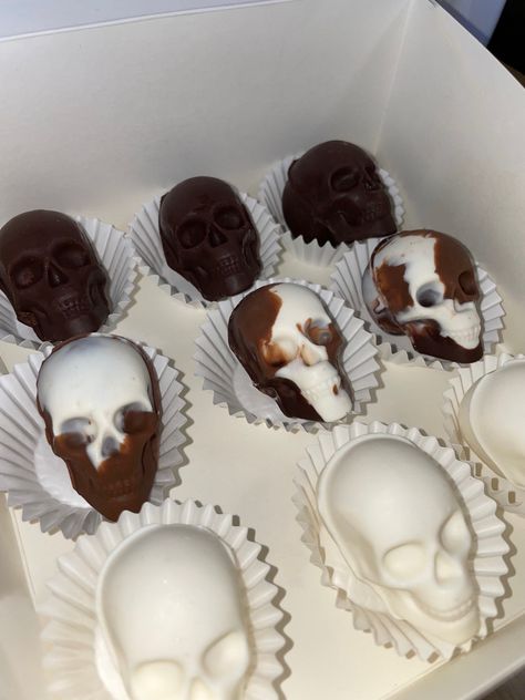 Skull Ice Cubes, Skull Chocolate, Treats For Halloween, Toffee Apples, Sweet Hampers, Skull Cake, Halloween Idea, Toffee Apple, Candy Basket