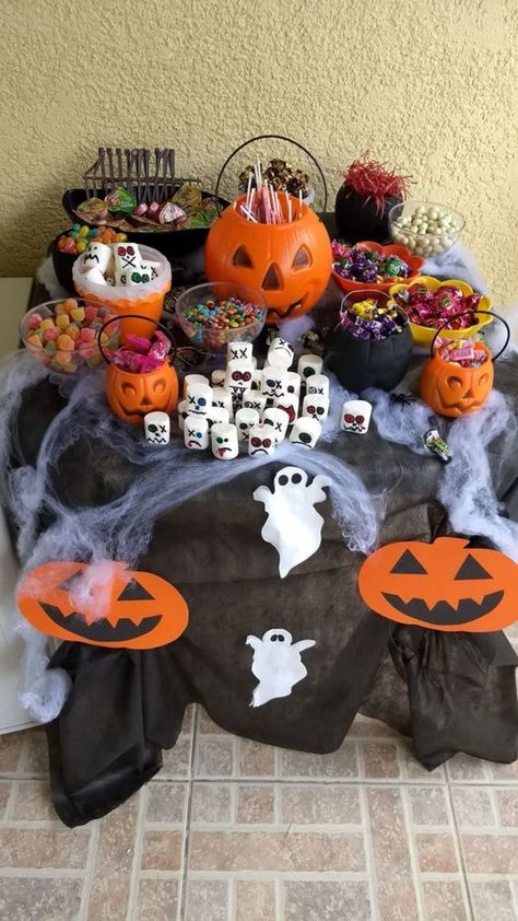 Spooky One Centerpieces, Diy Halloween Party Ideas, Mesa Halloween, Halloween Party Ideas For Kids, Easy Halloween Games, Halloween Candy Holder, Diy Halloween Party, Halloween Themed Birthday Party, Halloween Party Activities