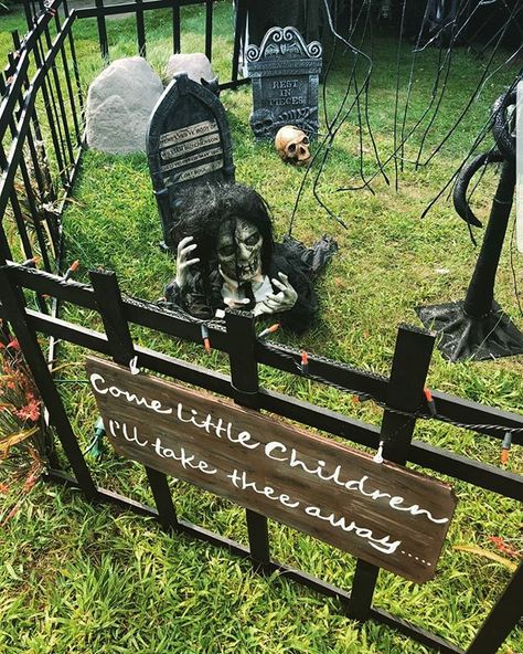 Hocus Pocus Decor #Halloween Simple Outdoor Halloween Decor, Strašidelný Halloween, Halloween Garden Decorations, Scary Halloween Decorations Diy, Halloween Diy Outdoor, Halloween Outside, Easy Diy Halloween Decorations, Casa Halloween, Halloween Decorations Diy Outdoor