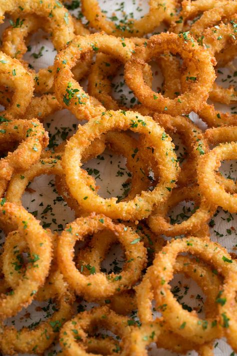 Onion Rings Recipe, Yummy Comfort Food, Cooking Classy, Onion Rings, Yellow Onion, Food Obsession, Interesting Food Recipes, Finger Food, Bread Crumbs