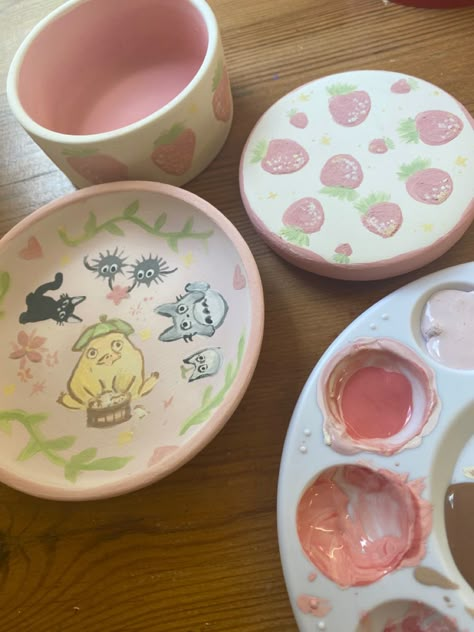 Painting Ideas Studio Ghibli, Sanrio Pottery Painting Ideas, Sanrio Ceramic Painting, Sanrio Pottery Painting, Hello Kitty Pottery Painting, Studio Ghibli Pottery Painting, Pottery Painting Aesthetic, Ghibli Clay Tray, Ghibli Trinket Dish