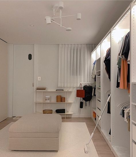 Korean Closet Room, Korean Apartment Layout, Korean Apartment Interior, Korean Apartment, Japanese Style Bedroom, House Closet, Home Music Rooms, Dorm Design, Dream Closet Design