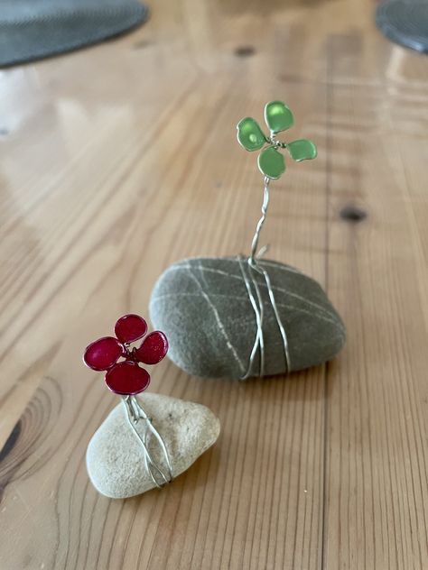 Wire Art Sculpture, Wire Diy, Transparent Flowers, Wire Flowers, Paper Wall Art, Gifts For Bookworms, Wire Crafts, Rock Crafts, Crafty Projects