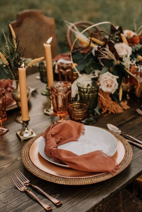 stylish fall wedding table setting in earthy warm copper terra cotta and mossy green mcolors Dark Wood Wedding Tables, Autumn Dinner, Fall Wedding Tables, Autumnal Wedding, Earthy Wedding, Tafel Decor, Southwest Wedding, Desert Dream, Copper Wedding