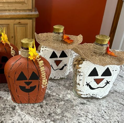 CraftyTinaStudio - Etsy Pumpkin Crown, Bottle Chimes, Crown Bottle, Bottle Decorations, Whiskey Bottles, Liquor Bottle Crafts, Fall Decor Diy Crafts, Halloween Wood Crafts, Painting Glass