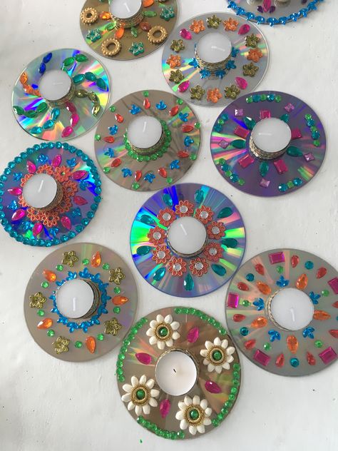 Kundan rangoli design on a CD Cd Crafts Diy, Old Cd Crafts, Cd Idea, Recycled Cds, Cd Wall Art, Kundan Rangoli, Cd Diy, Diwali Decoration Items, Old Cd