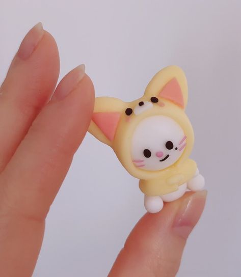 Skz Clay Art, Clay Kpop Ideas, Skzoo Clay Art, Bt21 Polymer Clay, Easy Modeling Clay Ideas, Pompompurin Polymer Clay, Skzoo Plushie Ot8, Kpop Diy, Kids Zoo