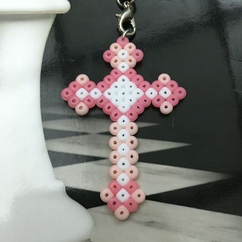 Bead Iron Pattern, Easy Iron Bead Ideas, Perler Bead Patterns Y2k, Pegboard Beads Ideas, Pink Perler Beads Ideas, Melty Bead Patterns Disney, Kawaii Fuse Bead Patterns, Perler Beads Cross, Coquette Perler Beads