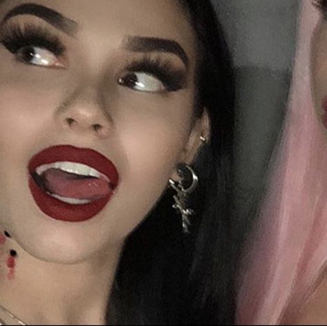 Vampire Makeup Looks Aesthetic, Maggie Lindemann Vampire, Maggie Lindemann Makeup, Vampire Bite Makeup, Vampire Makeup Looks, Kylie Jenner Album, Vampire Bite, Halloween Makeup Look, Makeup Masterclass