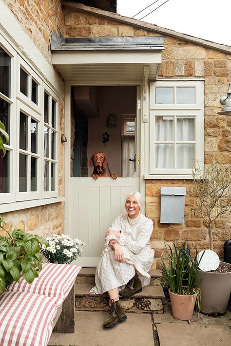 European Country Cottage Interiors, Cotswold Home Interiors, English Cottage Windows, Charming Cottage Interior, Vintage Cottage Interior Design, British Houses Interior, Vintage English Cottage Interiors, Modern English Cottage Interiors, Contemporary Cottage Interiors