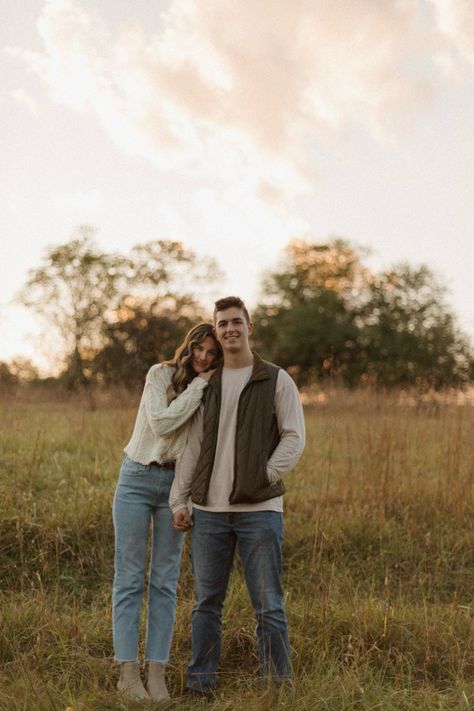 Engagment Fall Photo Outfit, Neutrals Couple Photoshoot, September Couple Photoshoot Outfits, Save The Date Photo Outfit Ideas, Cute Engagement Poses, Fall Couples Photoshoot Outfits Neutral, Neutral Couples Photoshoot Outfits, Casual Couple Outfits Photography, Couple Easter Pictures