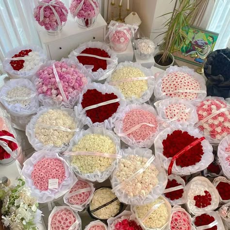 Flower Shop Aesthetic, Aesthetic Gadgets, Florist Business, Barang Aesthetic, Anything Aesthetic, Flowers Balloons, Light Feminine, Flower Business, Shop Aesthetic