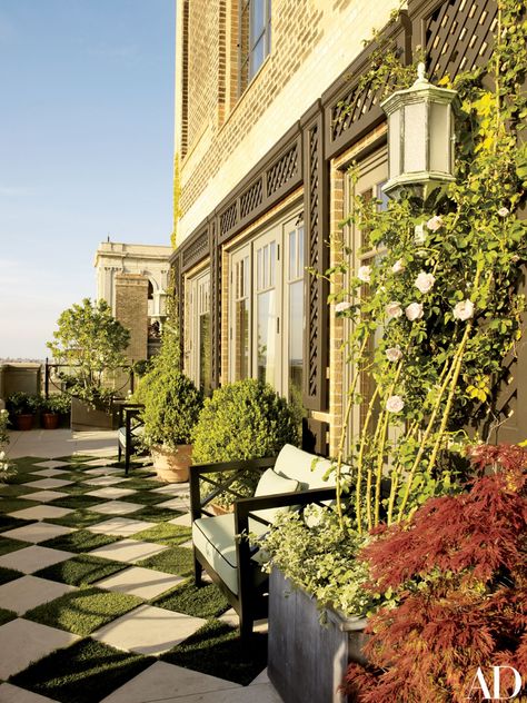 Limestone pavers alternate with turf on the terrace off the living area; the 1920s lanterns are from Remains Lighting. Manhattan Penthouse, Outdoor Sitting, Big Backyard, Bette Midler, Pergola With Roof, Backyard Spaces, Rooftop Garden, Plants And Flowers, Garden Photos