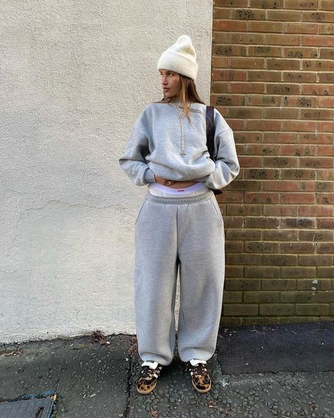 ❄️🤍 | Instagram Gray Hoodie Outfit, Tracksuit Outfit Women, Hoodie Outfit Aesthetic, Gray Sweatpants Outfit, Joggers Outfit Women, Sweatsuit Outfits, Grey Tracksuit, Sweats Outfit, Mom Outfit