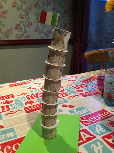 Leaning tower of Pisa - made out of kitchen roll and cardboard discs. European Crafts For Kids, Italy Eyfs Activities, Italian Crafts For Kids, Italy School Project, Leaning Tower Of Pisa Stem Challenge, Leaning Tower Of Pisa Craft, Kids Crafts Summer, Italy Crafts, Diy Colored Sand