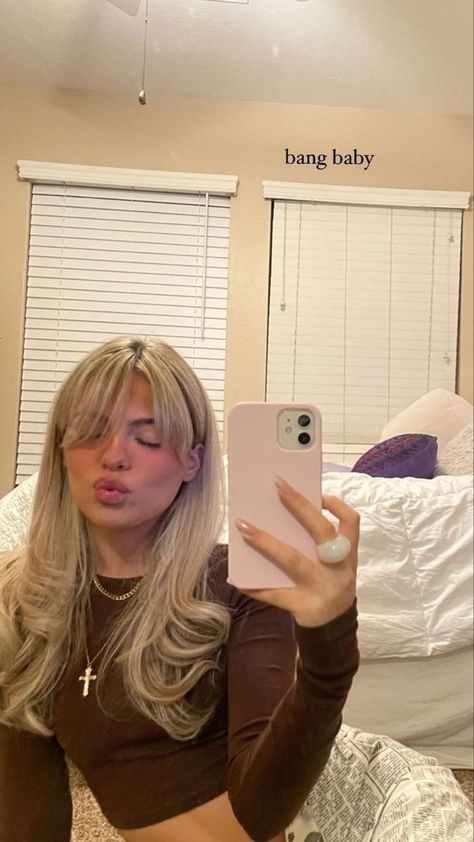 Platinum Blonde Highlights On Light Brown Hair, Blonde Hair Fringe, Ash Blonde Hair Balayage, Blonde Fringe, Blonde Layered Hair, Poofy Hair, Blonde Bangs, Layered Hair With Bangs, Blonde Hair With Bangs