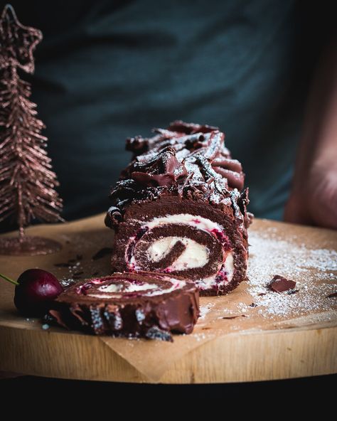 Yule Log Cake Great British Baking Show, Black Forest Yule Log Cake Recipe, Black Forest Log Cake, Christmas Black Forest Cake, Black Forest Yule Log Cake, Christmas Cake Log, Christmas Log Recipe, Yule Log Ideas, Brownie Yule Log