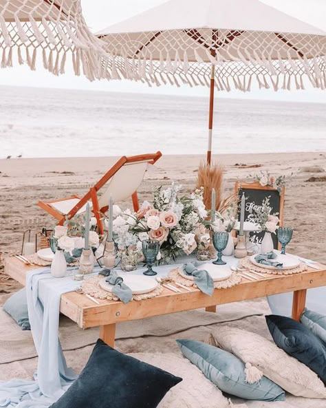 Luxury Beach Picnic Setup, Beach Picnic Table Ideas, Blue Boho Picnic, Blue Luxury Picnic, Blue Beach Picnic, Beach Brunch Wedding, Professional Picnic Setup, Beach Picnic Table, Camp Bride